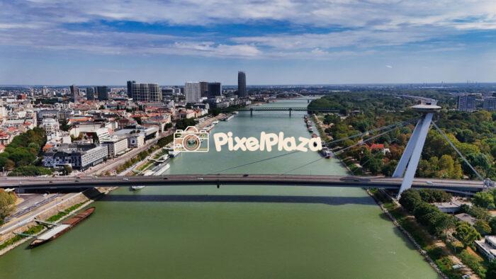 Flowing Beauty Danube in Bratislava, Slovakia Bezpilota skats uz NLO tiltu Bratislavā, Slovākijā - Image 1